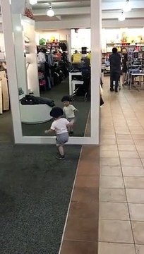 Hilarant : ce petit voit son reflet sur un miroir pour la première fois