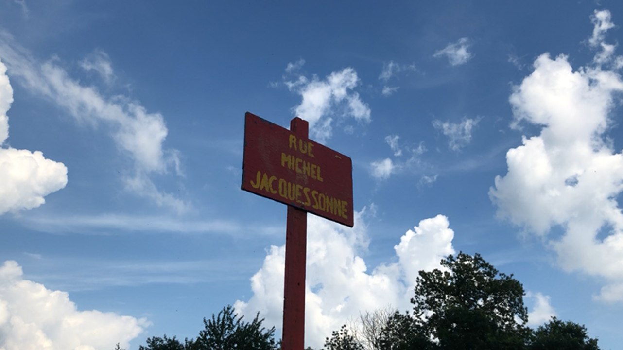 Au Foin de la rue : on plante les tentes en vibrant avec les Bleus