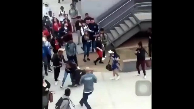 Ce vigile va voltiger en essayant de stopper un étudiant en colère... En mode Catcheur