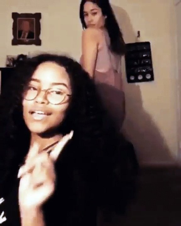 La maman surprend ses filles en train de faire un twerk sexy et leur réserve une bonne surprise !