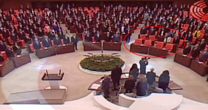 HDP'li Pervin Buldan ve Ekibi, Meclis'e İstiklal Marşı Okunduktan Sonra Giriş Yaptı