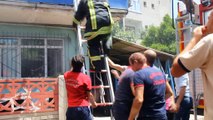 Alevlerin sardığı binada mahsur kalan vatandaşları itfaiye ekibi sırtında taşıyarak kurtardı
