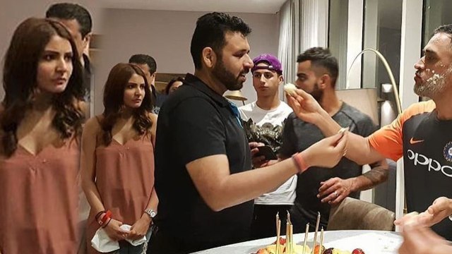 Anushka Sharma और Virat Kohli के बीच MS Dhoni के Birthday पर ये क्या हुआ ? | FilmiBeat