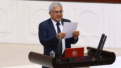 CHP'li Servet Ünsal yemin töreninde gözlüğünün kurbanı oldu