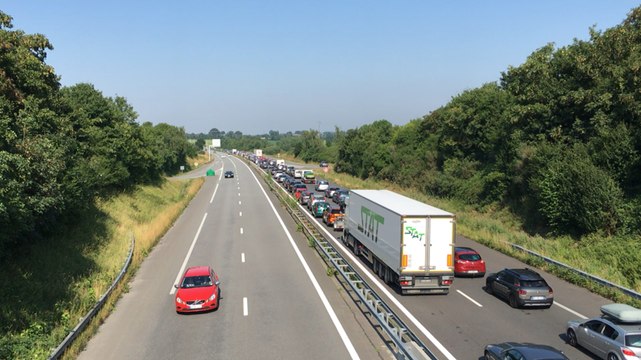 Les vacanciers au ralenti sur la route Paris - Rennes