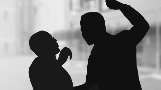 노래방 바닥에 딸 소변...업주 폭행한 30대 입건 / YTN