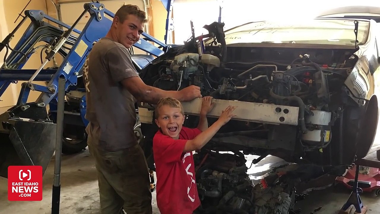 Pai fica preso debaixo do carro que lhe está a esmagar o peito... Mas os "anjos" dão força ao filho de 8 anos...