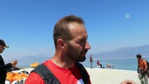 Burdur Gölü kıyısında yamaç paraşütü keyfi