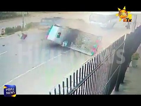 පාසල් දරුවන් සිව්දෙනෙකු අනතුරට ලක්කළ මාරක රිය අනතුර CCTV කැමරාවේ සටහන් වෙයි #lka #HiruNews #HiruFM #HiruTv #ShaaFM