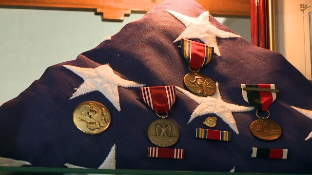 Ohio Police Officer Replaces Army Veteran`s Stolen American Flag