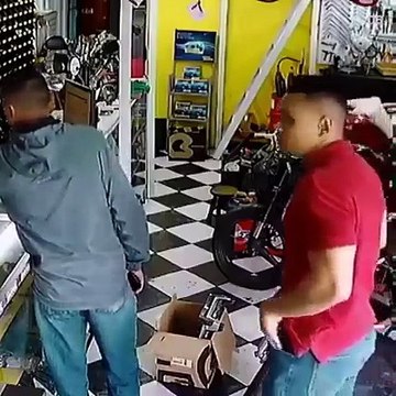 Susah kalau nak merompak orang yang tak kenal dengan pistol ni Puas hati tengok perompak kene belasah. Korang tengok ending dia... puas hati woo.
