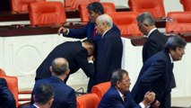 İYİ Parti milletvekili Bahçeli'nin elini öptü