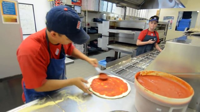 3 Pizzas en 39 Secondes... Ce chef bat le record !
