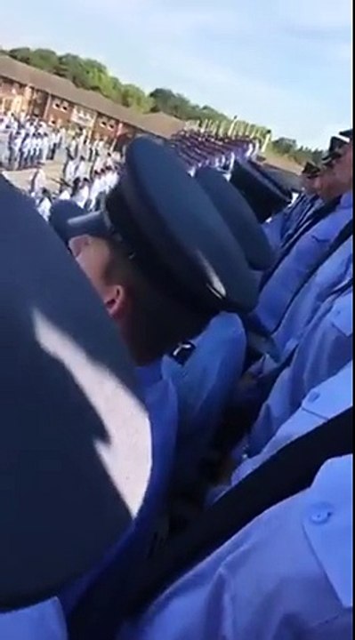 "Elle revient" chantent les soldats anglais pour la coupe du monde !