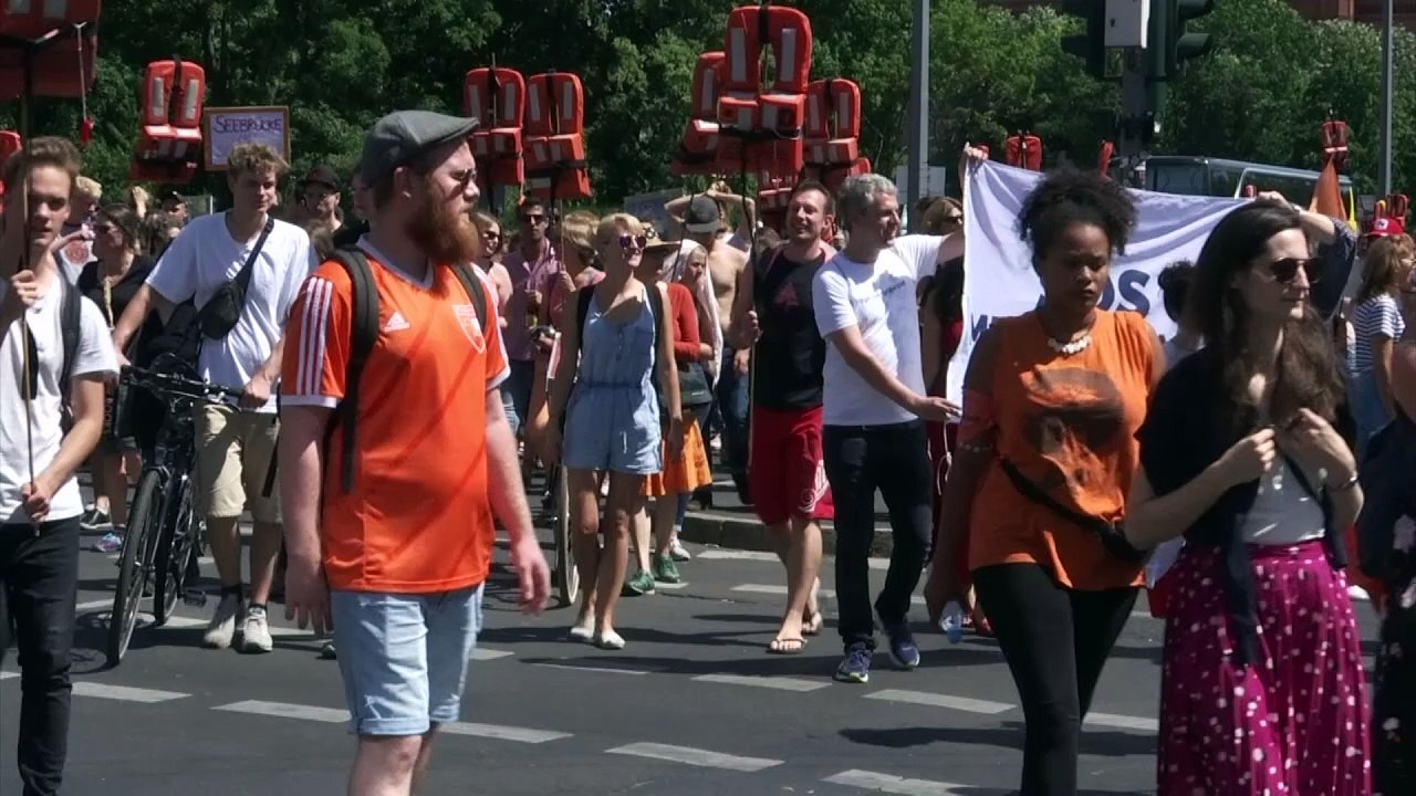 Solidarität mit Seenotrettern: Tausende demonstrieren in Berlin