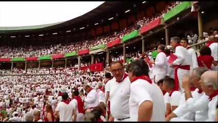 Tremenda pitada al alcalde Joseba Asirón al llegar a la plaza de toros