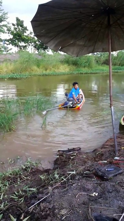 Son petit bateau est juste surpuissant... Moteur gonflé