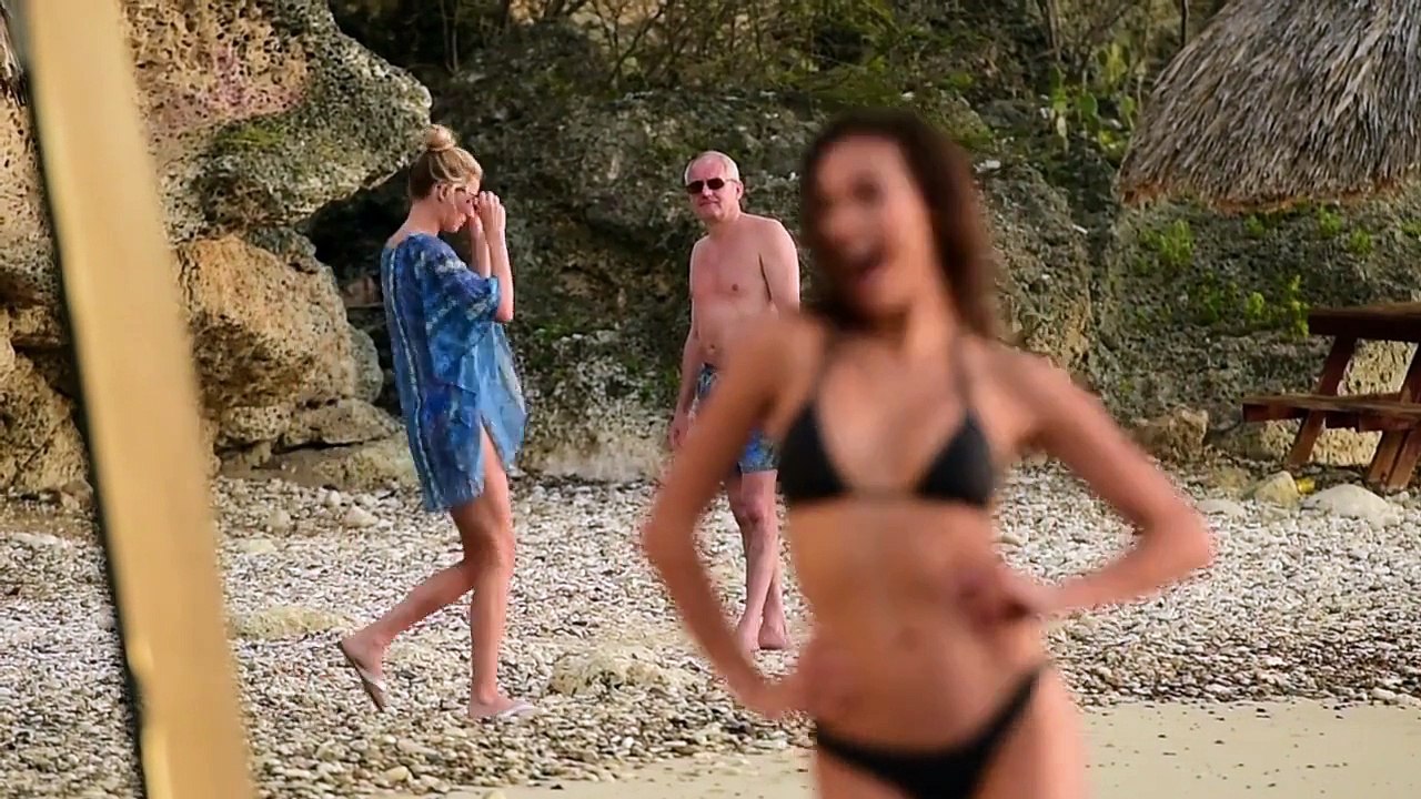 Quand papy matte une jeune femme qui pose sur une plage pour un shooting photo