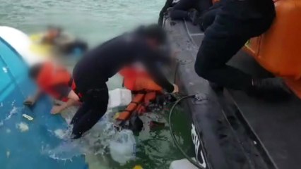 월미도에서 레저 보트 뒤집혀...6명 구조 / YTN