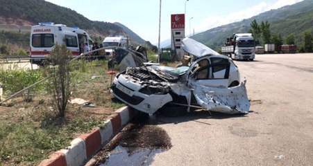 Anbean Kamerada! TIR'a Çarpan Otomobil Defalarca Takla Attı, 3 Kişi Sağ Kurtuldu