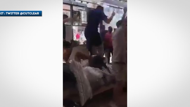 Les supporters anglais fêtent la victoire contre la Suède chez Ikea