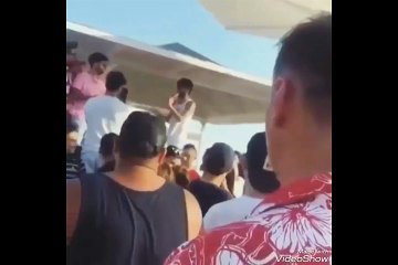 Kemal Doğulu sahnede deliye döndü! Küfrederek mikrofonu fırlattı