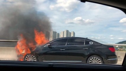 충남 아산시 터널 부근에서 K7 승용차에 불 / YTN