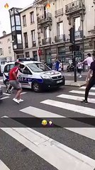 Ils s'amusent à sauter et secouer une voiture de police après la victoire de la France.