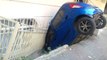 Aracını Park Etmek İsteyen Sürücü, Fren Yerine Gaza Basınca Apartman Boşluğuna Düştü