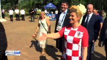 شاهد: رئيسة كرواتيا تحتفل بفوز منتخب بلادها في شوارع روسيا