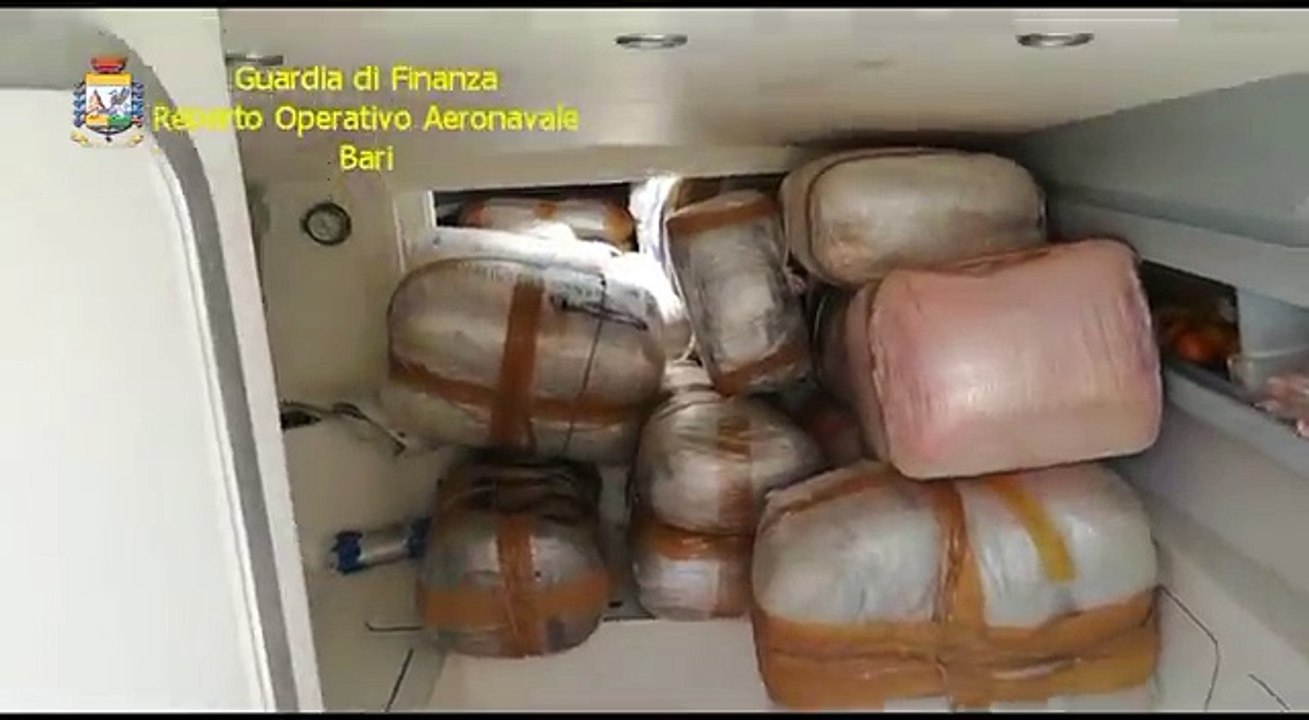 Puglia: fermato potente motoscafo lungo dieci metri carico di marijuana