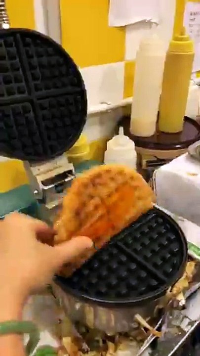 Making egg puffs with ice cream LIVE from Hong Kong at 媽咪雞蛋仔-佐敦店Mammy Pancake Jordan in the Temple Street Night