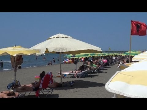 Ora News - Plazhi i Velipojës 'pushtohet' nga turistët kosovarë