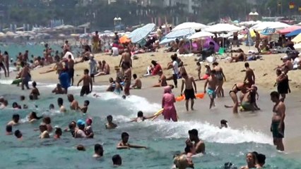 Kavurucu sıcaktan bunalanlar sahile indi