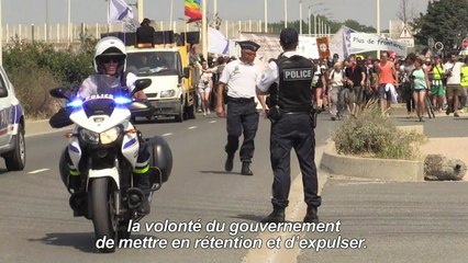La "marche solidaire" en soutien aux migrants arrive à Calais