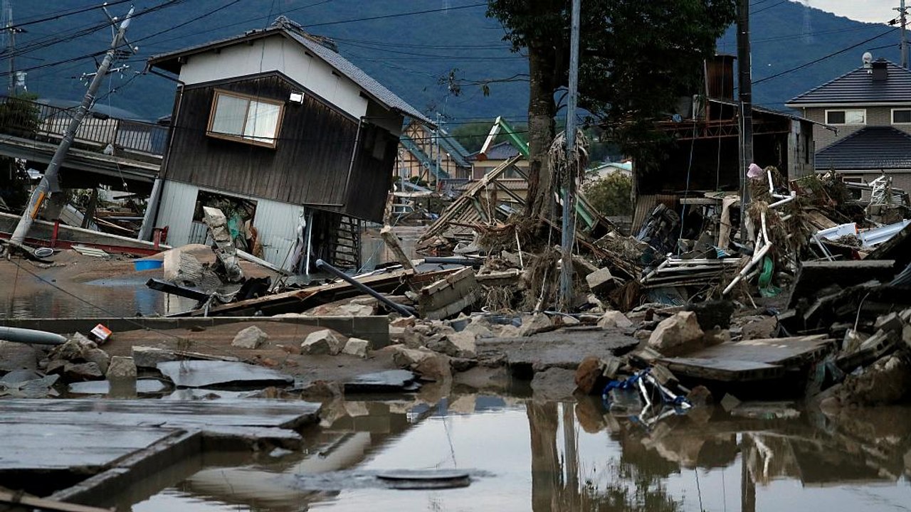 Fluten und Erdrutsche in Japan: Dutzende Tote und Vermisste
