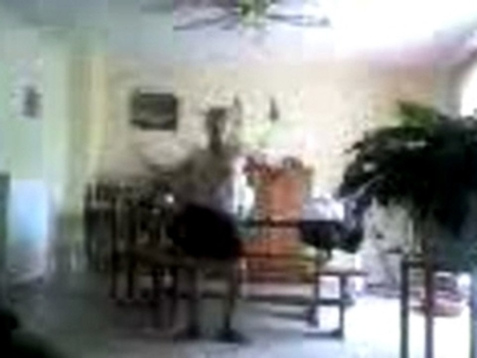 Julie qui essaille de faire de la tecktonik mdr