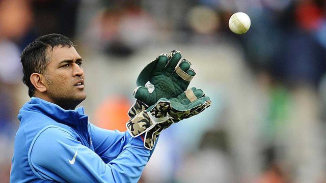 India vs England 3rd T20 : MS Dhoni Makes Two World Records in a T20 Match|वनइंडिया हिंदी