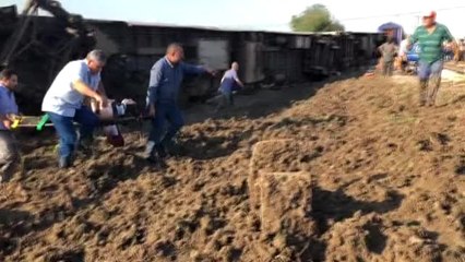 Скачать видео: Tekirdağ'ın Çorlu İlçesi Yakınlarında Yolcu Treninin Bir Vagonu, Raylardan Çıkıp Devrildi.