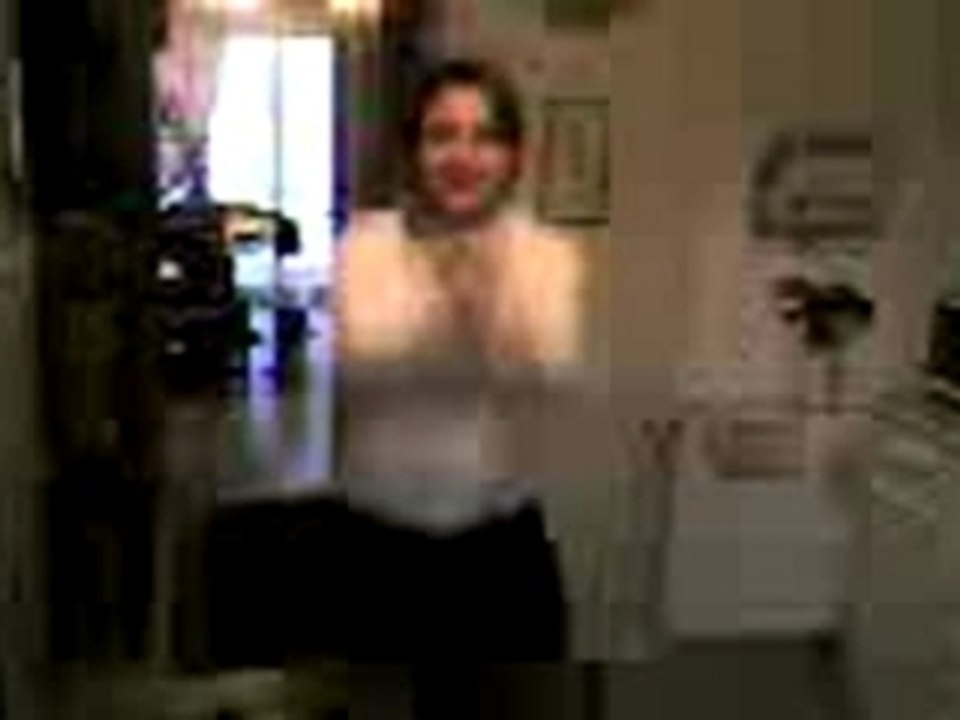 Julie qui essaille de faire de la tecktonik mdr