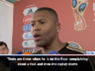 下载视频: Neymar does dive sometimes but he gets kicked a lot - Julio Baptista