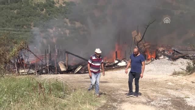 Köyde Çıkan Yangında Cami, Köy Odası ve 6 Ev Yandı (2)