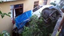 Yokuş aşağı kayan kamyonet eve çarparak durabildi: 10 yaralı
