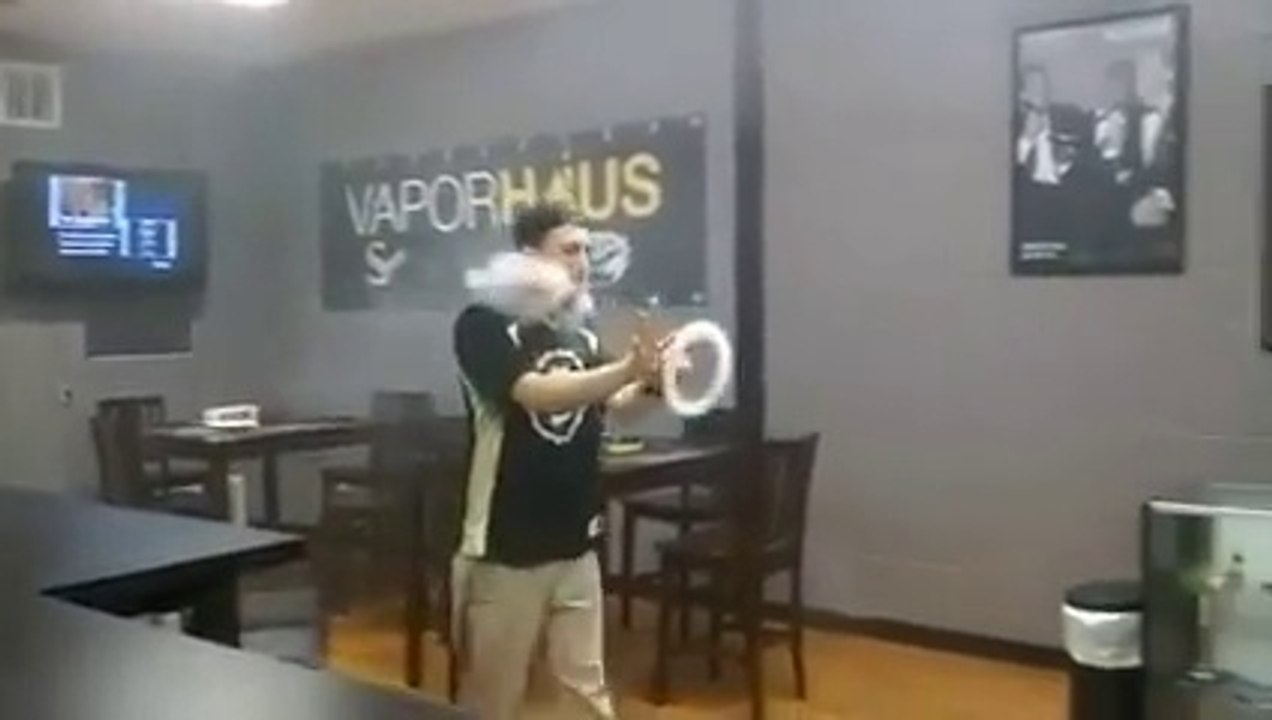 Ce gars maitrise les ronds de fumée comme gandalf!