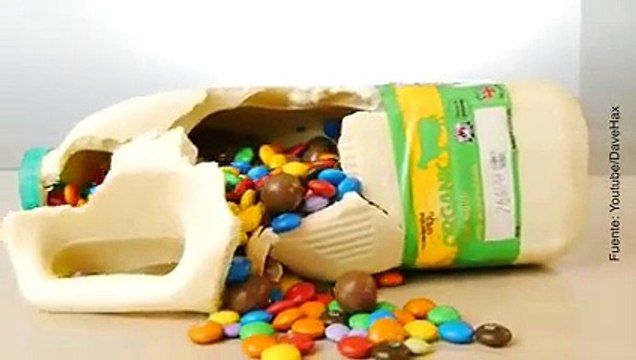 Bouteille en chocolat blanc remplie de bonbons. Gateau incroyable