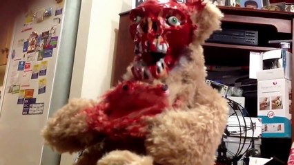 Oh le petit ours en peluche adorable... Ah non!