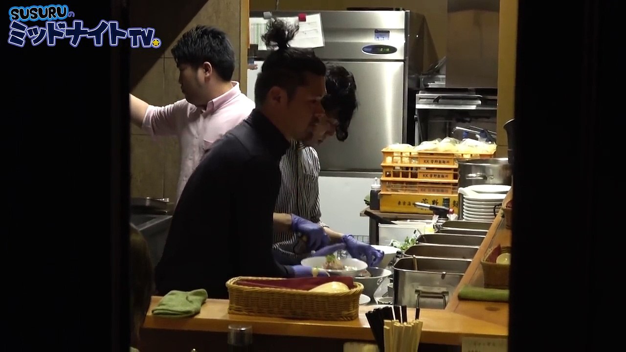 ラーメン2杯すすった後、〆のラーメンに替え玉をすする男。