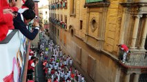 Los toros de Cebada Gago llegan a la Plaza del Ayuntamiento en el tercer encierro de San Fermín