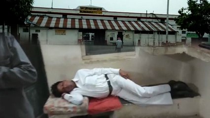 शराब पीकर सो गया स्टेशन मास्टर, लाइन का परिचालन हुआ ठप