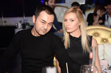 Serdar Ortaç Eşi Chloe'nin Göbeğinden Öptü, Görenler 'Bebek Mi Geliyor' Dedi